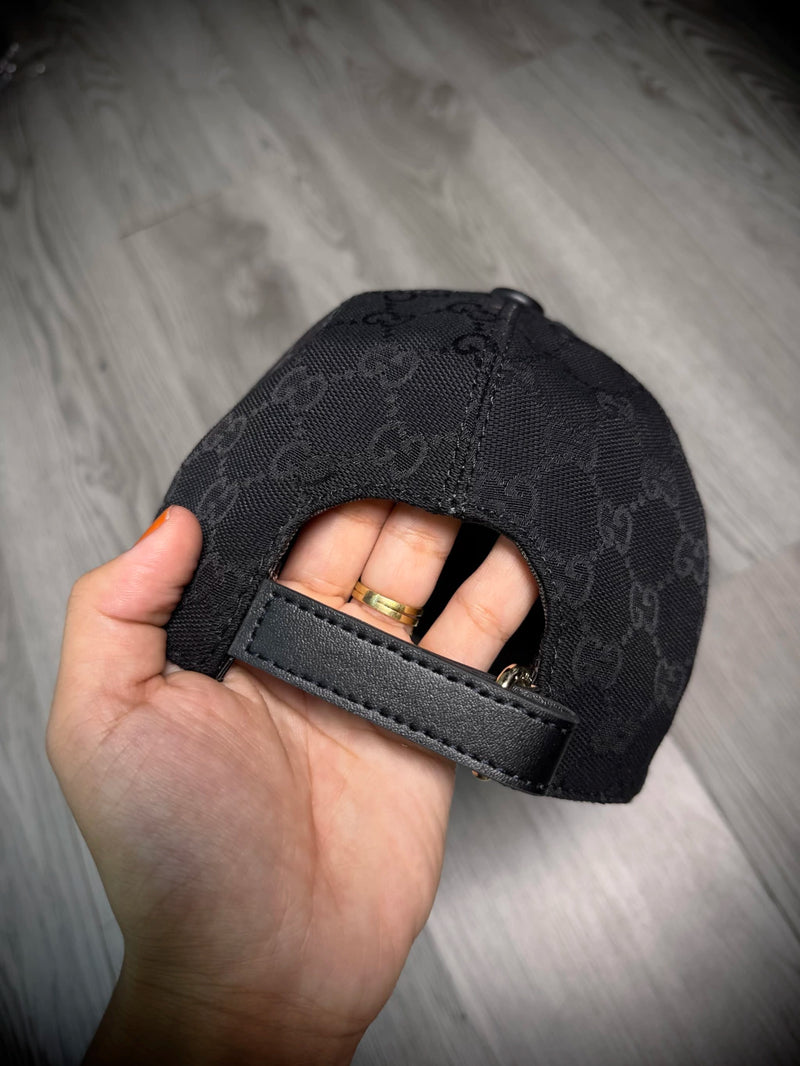 Boné Gucci Monogramado | Aba de couro - Preto
