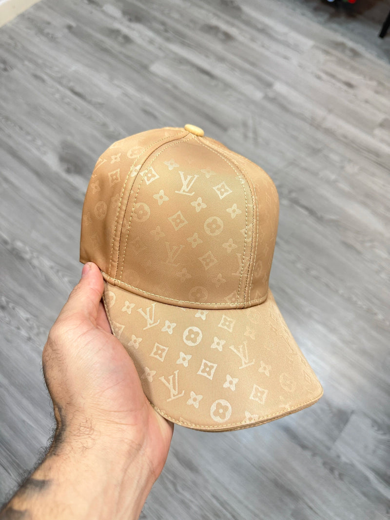 Boné Louis Vuitton LV Acetinado - (Bege)