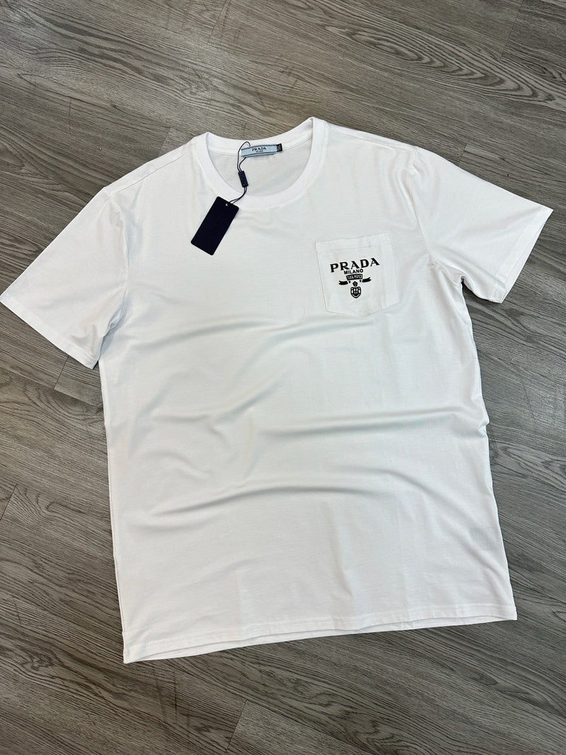 Camisa Prada Milano - Logo Emborrachada no Bolso (BRANCA)